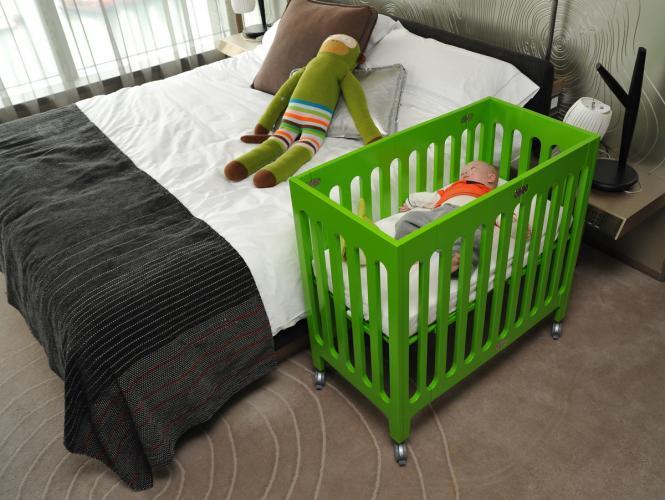 small cribs for small spaces